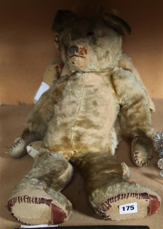 2 plush teddy bears
